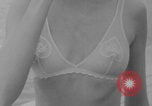 Standbild Französische Bikini Model Paris Frankreich, 1971, aus Sekunde 40 historischem Filmmaterial Videoclip 65675079026