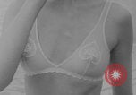 Standbild Französische Bikini Model Paris Frankreich, 1971, aus Sekunde 41 historischem Filmmaterial Videoclip 65675079026