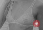 Standbild Französische Bikini Model Paris Frankreich, 1971, aus Sekunde 42 historischem Filmmaterial Videoclip 65675079026