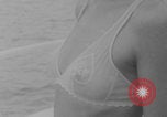 Standbild Französische Bikini Model Paris Frankreich, 1971, aus Sekunde 44 historischem Filmmaterial Videoclip 65675079026