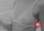 Standbild Französische Bikini Model Paris Frankreich, 1971, aus Sekunde 45 historischem Filmmaterial Videoclip 65675079026