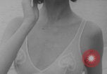 Standbild Französische Bikini Model Paris Frankreich, 1971, aus Sekunde 46 historischem Filmmaterial Videoclip 65675079026