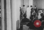 Standbild Christliche Kirche Hochzeit Vereinigtes Königreich, 1971, aus Sekunde 5 historischem Filmmaterial Videoclip 65675079027