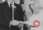 Standbild Christliche Kirche Hochzeit Vereinigtes Königreich, 1971, aus Sekunde 22 historischem Filmmaterial Videoclip 65675079027