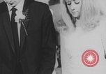 Standbild Christliche Kirche Hochzeit Vereinigtes Königreich, 1971, aus Sekunde 23 historischem Filmmaterial Videoclip 65675079027