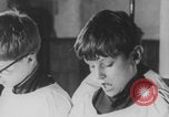 Standbild Christliche Kirche Hochzeit Vereinigtes Königreich, 1971, aus Sekunde 49 historischem Filmmaterial Videoclip 65675079027