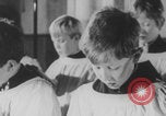 Standbild Christliche Kirche Hochzeit Vereinigtes Königreich, 1971, aus Sekunde 55 historischem Filmmaterial Videoclip 65675079027