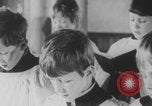 Standbild Christliche Kirche Hochzeit Vereinigtes Königreich, 1971, aus Sekunde 58 historischem Filmmaterial Videoclip 65675079027