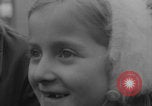 Standbild 1956 Ungarische Revolution Flüchtlinge United States USA, 1956, aus Sekunde 27 historischem Filmmaterial Videoclip 65675079029