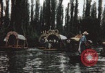 Immagine di Canali Xochimilco Città del Messico Messico, 1962, secondo 25 filmato di repertorio 65675079064