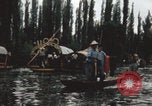 Immagine di Canali Xochimilco Città del Messico Messico, 1962, secondo 27 filmato di repertorio 65675079064