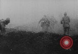 Standbild Französische Soldaten kämpfen gegen Deutsche 1 Weltkrieg Verdun Frankreich, 1916, aus Sekunde 15 historischem Filmmaterial Videoclip 65675079194
