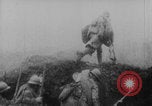 Standbild Französische Soldaten kämpfen gegen Deutsche 1 Weltkrieg Verdun Frankreich, 1916, aus Sekunde 16 historischem Filmmaterial Videoclip 65675079194