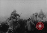 Standbild Französische Soldaten kämpfen gegen Deutsche 1 Weltkrieg Verdun Frankreich, 1916, aus Sekunde 17 historischem Filmmaterial Videoclip 65675079194