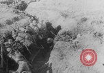 Image Les Allemands chargent la première Guerre mondiale sur le champ de bataille Europe, 1918, de la seconde 7 séquences d'archives historiques vidéo 65675079197