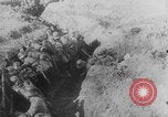 Image Les Allemands chargent la première Guerre mondiale sur le champ de bataille Europe, 1918, de la seconde 8 séquences d'archives historiques vidéo 65675079197