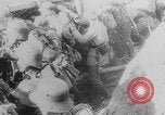 Image Les Allemands chargent la première Guerre mondiale sur le champ de bataille Europe, 1918, de la seconde 10 séquences d'archives historiques vidéo 65675079197