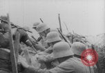 Image Les Allemands chargent la première Guerre mondiale sur le champ de bataille Europe, 1918, de la seconde 15 séquences d'archives historiques vidéo 65675079197