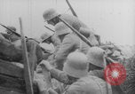 Image Les Allemands chargent la première Guerre mondiale sur le champ de bataille Europe, 1918, de la seconde 16 séquences d'archives historiques vidéo 65675079197