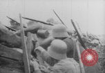 Image Les Allemands chargent la première Guerre mondiale sur le champ de bataille Europe, 1918, de la seconde 18 séquences d'archives historiques vidéo 65675079197