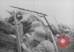 Image Les Allemands chargent la première Guerre mondiale sur le champ de bataille Europe, 1918, de la seconde 19 séquences d'archives historiques vidéo 65675079197