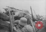 Image Les Allemands chargent la première Guerre mondiale sur le champ de bataille Europe, 1918, de la seconde 20 séquences d'archives historiques vidéo 65675079197