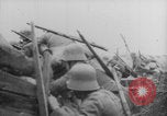 Image Les Allemands chargent la première Guerre mondiale sur le champ de bataille Europe, 1918, de la seconde 21 séquences d'archives historiques vidéo 65675079197