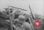 Image Les Allemands chargent la première Guerre mondiale sur le champ de bataille Europe, 1918, de la seconde 22 séquences d'archives historiques vidéo 65675079197