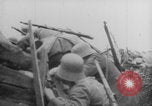 Image Les Allemands chargent la première Guerre mondiale sur le champ de bataille Europe, 1918, de la seconde 23 séquences d'archives historiques vidéo 65675079197