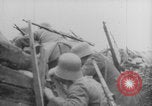 Image Les Allemands chargent la première Guerre mondiale sur le champ de bataille Europe, 1918, de la seconde 24 séquences d'archives historiques vidéo 65675079197