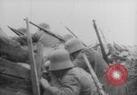 Image Les Allemands chargent la première Guerre mondiale sur le champ de bataille Europe, 1918, de la seconde 25 séquences d'archives historiques vidéo 65675079197