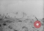 Image Les Allemands chargent la première Guerre mondiale sur le champ de bataille Europe, 1918, de la seconde 27 séquences d'archives historiques vidéo 65675079197