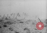 Image Les Allemands chargent la première Guerre mondiale sur le champ de bataille Europe, 1918, de la seconde 28 séquences d'archives historiques vidéo 65675079197