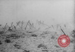 Image Les Allemands chargent la première Guerre mondiale sur le champ de bataille Europe, 1918, de la seconde 29 séquences d'archives historiques vidéo 65675079197
