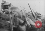Image Les Allemands chargent la première Guerre mondiale sur le champ de bataille Europe, 1918, de la seconde 32 séquences d'archives historiques vidéo 65675079197