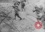 Image Les Allemands chargent la première Guerre mondiale sur le champ de bataille Europe, 1918, de la seconde 33 séquences d'archives historiques vidéo 65675079197