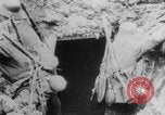 Image Les Allemands chargent la première Guerre mondiale sur le champ de bataille Europe, 1918, de la seconde 36 séquences d'archives historiques vidéo 65675079197