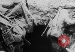 Image Les Allemands chargent la première Guerre mondiale sur le champ de bataille Europe, 1918, de la seconde 37 séquences d'archives historiques vidéo 65675079197