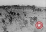 Image Les Allemands chargent la première Guerre mondiale sur le champ de bataille Europe, 1918, de la seconde 38 séquences d'archives historiques vidéo 65675079197
