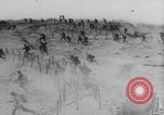 Image Les Allemands chargent la première Guerre mondiale sur le champ de bataille Europe, 1918, de la seconde 40 séquences d'archives historiques vidéo 65675079197