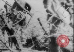 Image Les Allemands chargent la première Guerre mondiale sur le champ de bataille Europe, 1918, de la seconde 42 séquences d'archives historiques vidéo 65675079197