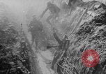 Image Les Allemands chargent la première Guerre mondiale sur le champ de bataille Europe, 1918, de la seconde 50 séquences d'archives historiques vidéo 65675079197