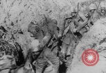 Image Les Allemands chargent la première Guerre mondiale sur le champ de bataille Europe, 1918, de la seconde 56 séquences d'archives historiques vidéo 65675079197