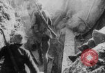 Image Les Allemands chargent la première Guerre mondiale sur le champ de bataille Europe, 1918, de la seconde 57 séquences d'archives historiques vidéo 65675079197
