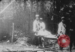 Image Les soldats français portent des corps Europe, 1915, de la seconde 1 séquences d'archives historiques vidéo 65675079200