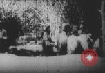 Image Les soldats français portent des corps Europe, 1915, de la seconde 9 séquences d'archives historiques vidéo 65675079200