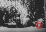 Image Les soldats français portent des corps Europe, 1915, de la seconde 19 séquences d'archives historiques vidéo 65675079200