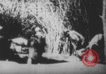 Image Les soldats français portent des corps Europe, 1915, de la seconde 25 séquences d'archives historiques vidéo 65675079200