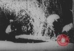 Image Les soldats français portent des corps Europe, 1915, de la seconde 45 séquences d'archives historiques vidéo 65675079200