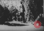 Image Les soldats français portent des corps Europe, 1915, de la seconde 50 séquences d'archives historiques vidéo 65675079200